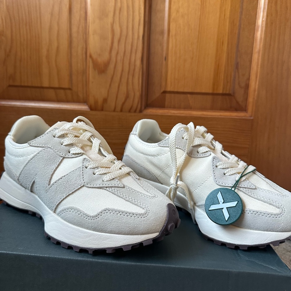 Brand New New Balance 327 Women’s Sneakers Size 5 Moonbeam Timberwolf